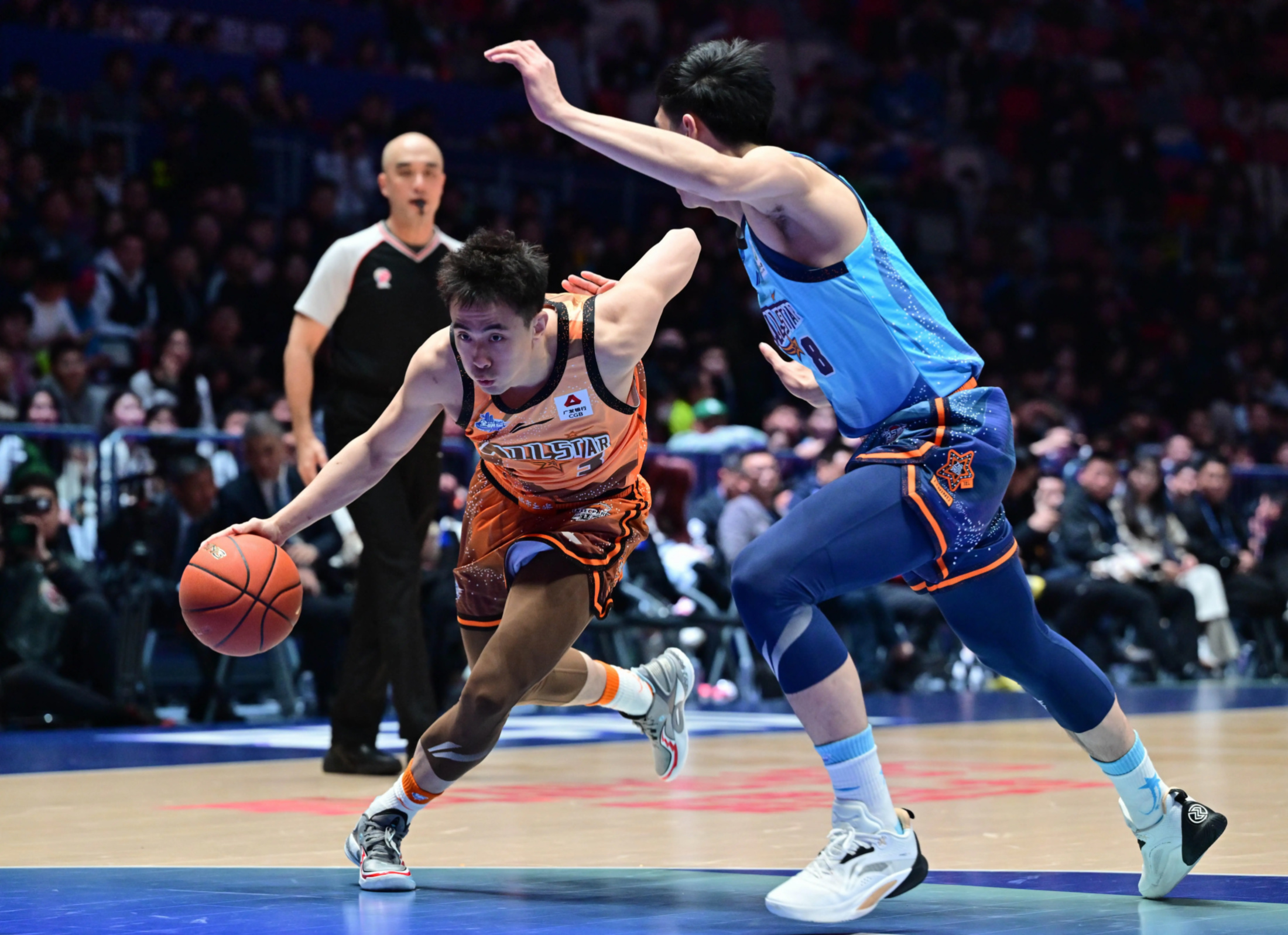 转会期CBA季后赛传出新动向，巴塞罗那篮板制胜，管理层表态：管理层满意，资深球员宣示担当的简单介绍