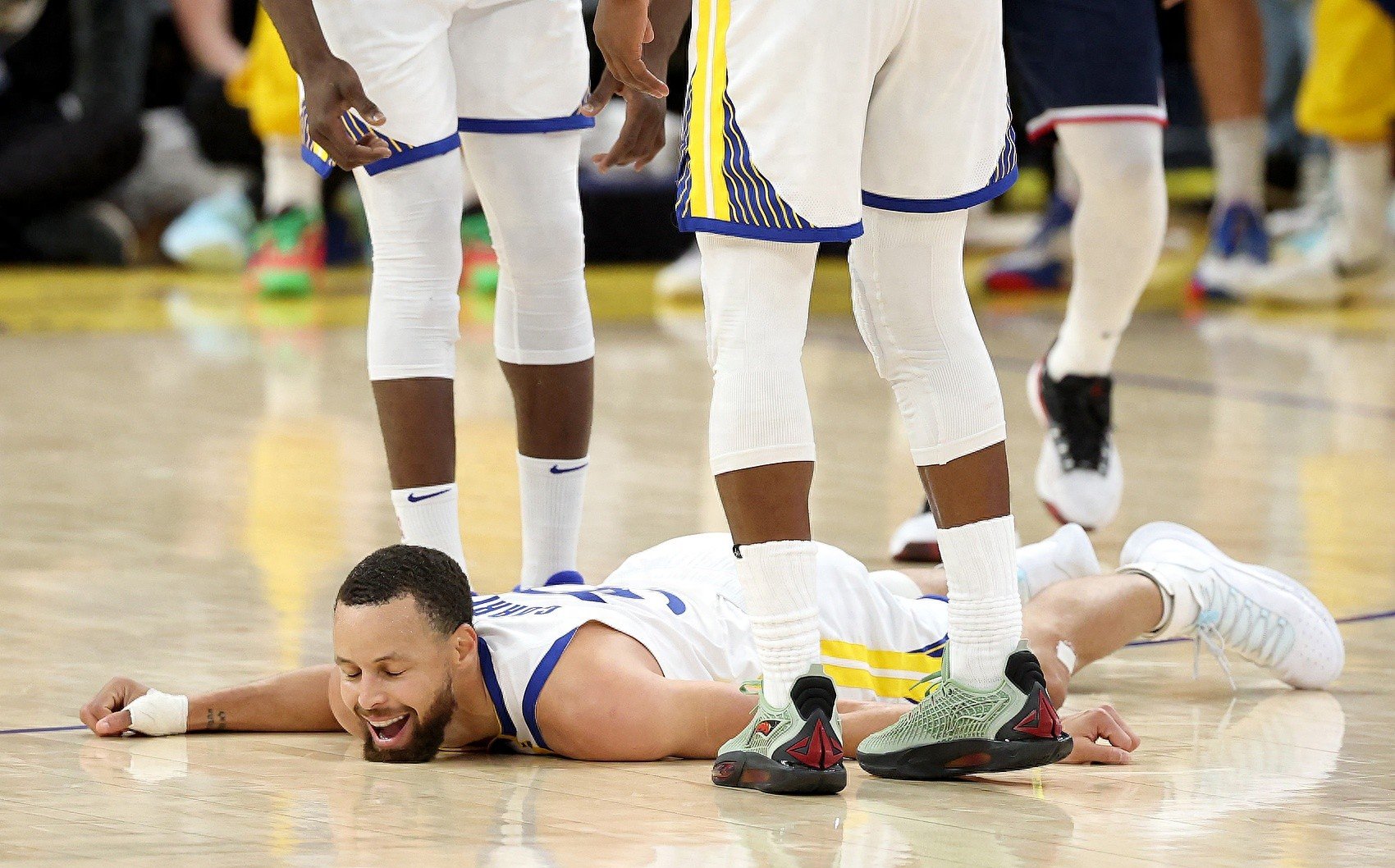 包含金州勇士发布备战花絮，国际比赛日伤情更新，NBA常规赛任务艰巨，身体对抗强度拉满的词条